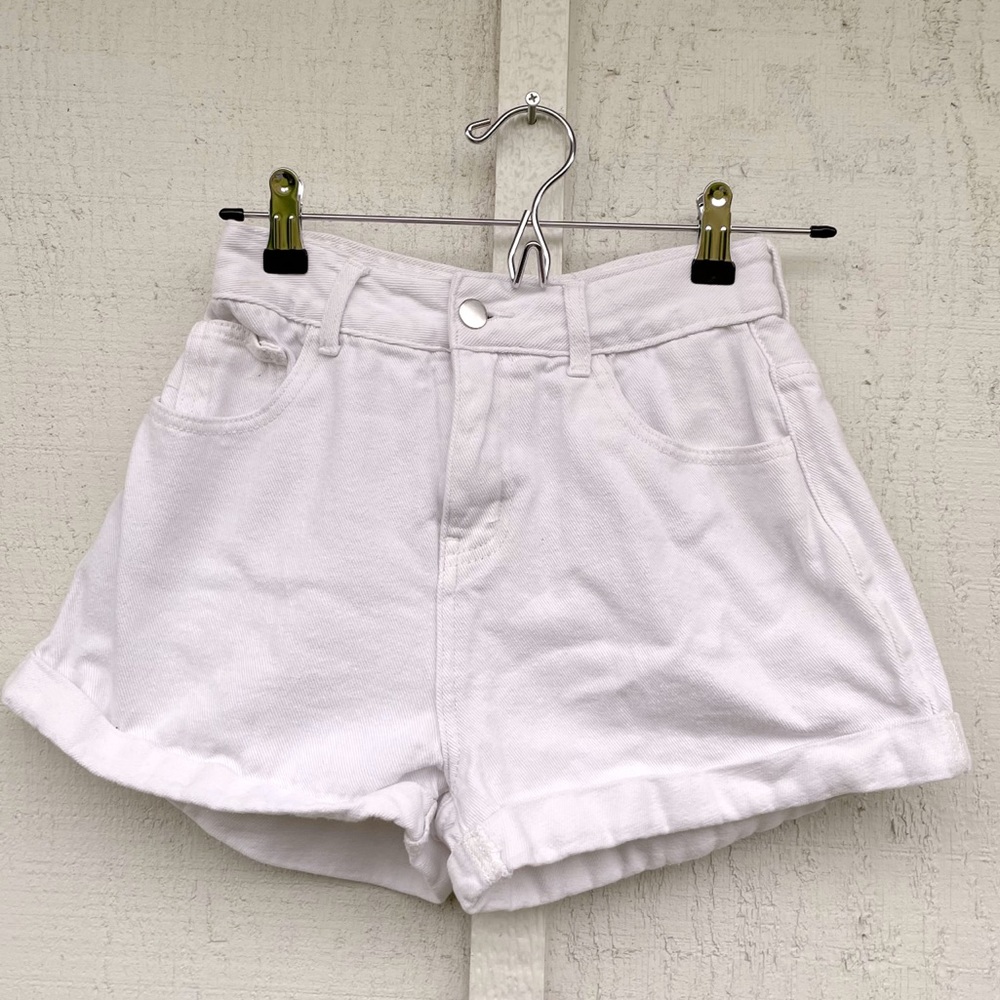 white mom shorts from verge girl